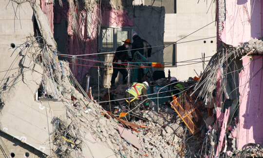 3일 오후 광주 서구 화정아이파크 붕괴 사고 현장에서 소방과 잔해물 제거 작업 노동자들이 구조·수색 활동을 하고 있다.     연합뉴스